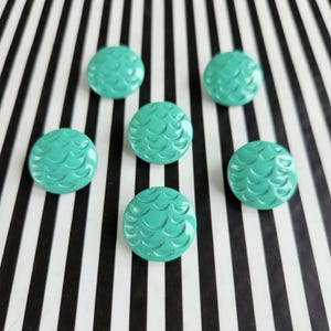 Boutons déco recyclés | Lot de 6 boutons élégants vintage des années 50 en verre tchèque pressés à la main | Boutons ronds en relief vert menthe écume de mer