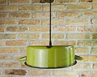 Up Cycled Emaille-Licht | Vintage-Anhängerschirm aus Metall | 50er Jahre Birnengrünes Pan Light | Umfunktionierte Küchenleuchte | Schwarzes Textilkabel-Lampenset