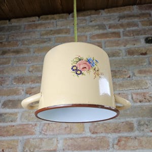 Lámpara floral de esmalte reciclado / Lámpara de sartén vintage de los años 50 reutilizada