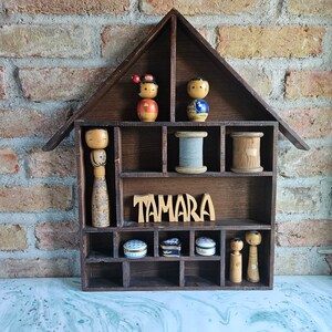 Aandenken displayplanken | Huisvormdoos | Vintage houten plank voor babykamer | Poppenhuisvitrine | Wandkast Old Curios & Crystals