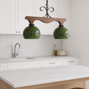 Lampada a sospensione doppia vintage anni '70 / Globi smaltati verdi / Ferro e legno