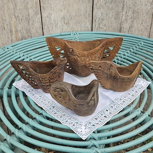 Set med 4 vintage jugoslaviska bröllopskoppar | Handsnidade herdekoppar i folkkonst