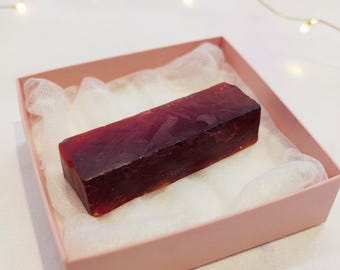 Lámina de rubí rojo de 410-510 quilates / Losa natural de color rojo intenso para proyectos de lapidaria, manualidades, decoración de espacios de sanación y estanterías para coleccionistas de minerales.