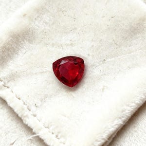 Rubí talla trillón de 10-12 quilates, piedra suelta facetada de color rojo intenso para colgante moderno, anillo llamativo, joyería de regalo de aniversario.