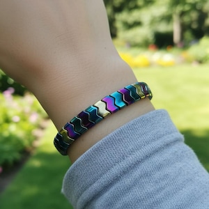 Chevron hematiet kralenarmband, regenboog metallic zigzagstenen op rekbaar koord, aarding kristallen sieraden, cool cadeau voor tieners en volwassenen