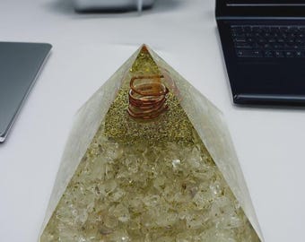 透明水晶オルゴンエネルギーピラミッド、銅製スパイラル付き樹脂