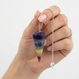 7 chakra's kristallen slinger met zilveren ketting, gepolijste gelaagde stenen punt voor waarzeggerij, reikigenezingsbenodigdheden, uniek cadeau-idee