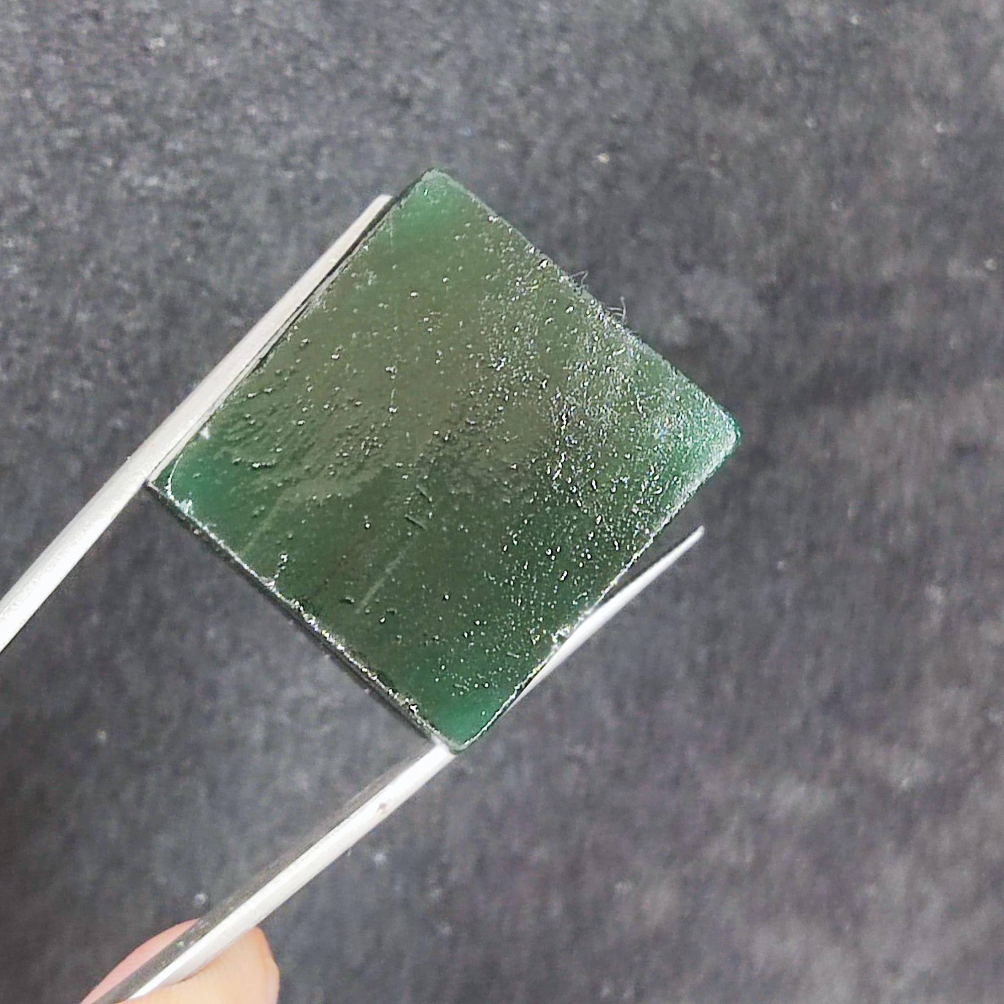 200カラットの天然エメラルド原石、グリーンベリル結晶（宝石研磨