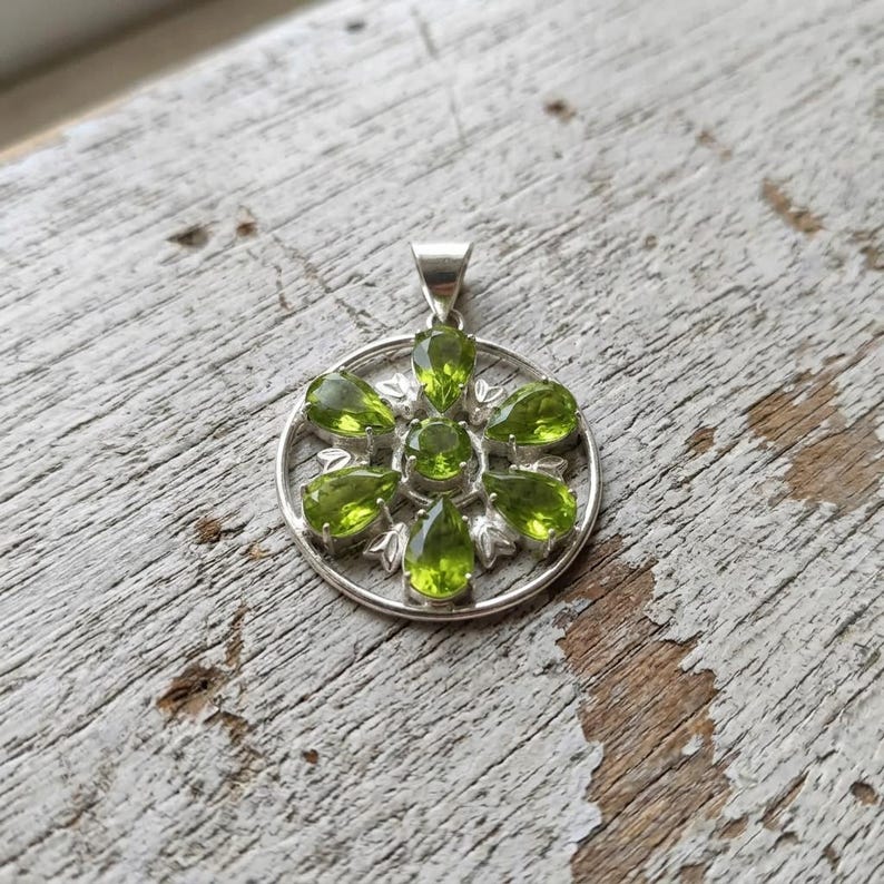 Peridot Circle Pendant Necklace 50–55 CT, Floral Cluster with Pear Stones, Dainty Silver Necklace, Gift for Sister, Anniversary Present