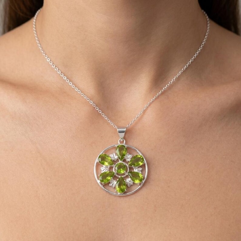 Peridot Medallion Necklace 50–55 CT, Flower Circle Pendant with Center Stone, Minimal Boho Jewelry, Bridesmaid Gift, Summer Style