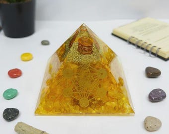 Gele kristallen orgonietpiramide met koperen spoel, hars energiedecor voor studiefocus en kalme motivatie, bureauaccessoire cadeau handgemaakt