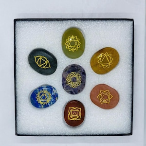 High quality 7 Chakra Palm Stones Set with Golden Symbols | Natural Polished Healing Crystals for Balancing & Meditation | Gift Boxed
