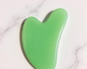 Raspador Gua Sha de jade verde natural, herramienta de masaje facial para pómulos, mandíbula y cuello, regalo para el autocuidado, accesorio de belleza para amantes del cuidado de la piel