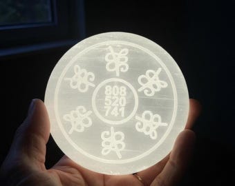 Selenite Charging Plate Angelic Sigils with 808 520 741, Crystal Cleansing Disc for Workspace and Altar, Manifestation Decor Gift