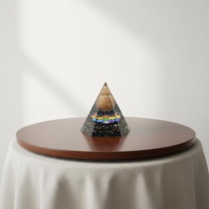 Garnet Chakra Pyramid Orgonite Decor, Resin Energy Generator with Rainbow Chakra Wheel, Mindfulness Desk Ornament, Spiritual Gift for Friends