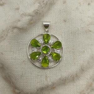Peridot Gem Necklace 50–55 CT, Green Flower Medallion Pendant, Silver Tone Chain, August Birthstone Gift, Cute Daily Wear Jewelry