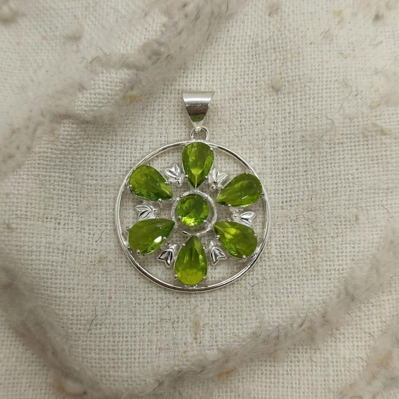 Peridot Gem Necklace 50–55 CT, Green Flower Medallion Pendant, Silver Tone Chain, August Birthstone Gift, Cute Daily Wear Jewelry