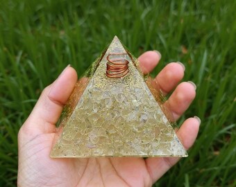 透明水晶オルゴンエネルギーピラミッド、銅製スパイラル付き樹脂