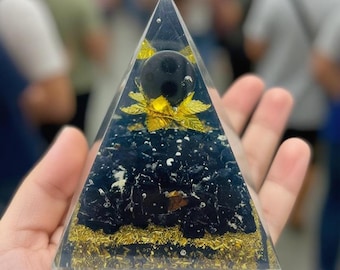 Pirámide de orgonita de turmalina negra, decoración energética de resina hecha a mano con hojuelas de oro para intenciones de protección, regalo de escritorio con protección contra campos electromagnéticos.