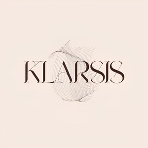 Pu&ograve; includere: La parola "KLARSIS" in un carattere serif marrone scuro &egrave; centrata su uno sfondo rosa chiaro. Un delicato, astratto, vorticoso disegno a linee di colore marrone chiaro &egrave; dietro il testo.