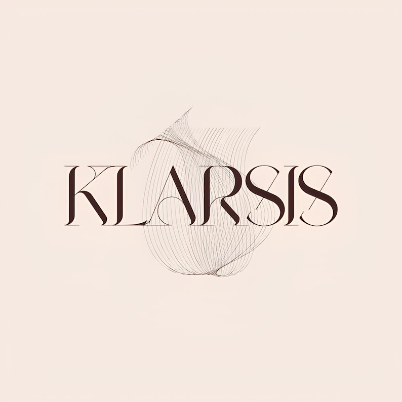 Pu&ograve; includere: La parola "KLARSIS" in un carattere serif marrone scuro &egrave; centrata su uno sfondo rosa chiaro. Un delicato, astratto, vorticoso disegno a linee di colore marrone chiaro &egrave; dietro il testo.