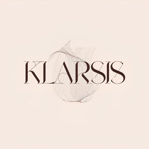 以下が含まれることがあります： 暗い茶色のセリフ体フォントで「KLARSIS」という単語が、薄いピンク色の背景に中央に配置されています。より明るい茶色の繊細で抽象的な渦巻き線のアートデザインがテキストの後ろにあります。