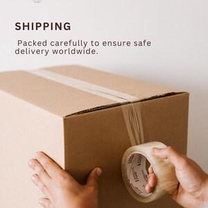 Pu&ograve; includere: Una persona sta sigillando una scatola di cartone marrone con nastro adesivo trasparente. La scatola &egrave; su uno sfondo chiaro. Il testo "SHIPPING" &egrave; visibile, insieme al marchio "KLARSIS".