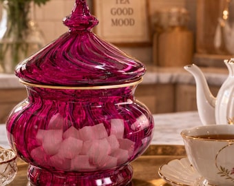 Barattolo per caramelle in vetro soffiato a mano con coperchio, contenitore decorativo in vetro magenta, lussuoso complemento d'arredo per la cucina, barattolo artigianale per la conservazione, idea regalo unica.