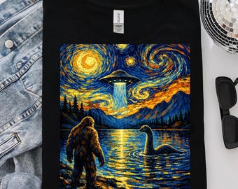 Grappige Bigfoot png, Sasquatch Forest Lake Scene shirtontwerp, mysterieus wezen natuurkunst, nachtlandschap vintage stijl