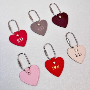 Llavero de cuero personalizado con forma de corazón, adorno para bolso con iniciales grabadas a medida, regalo para el Día de la Madre.