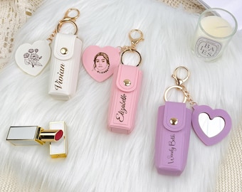 Llavero con estuche de lápiz labial de cuero personalizado con espejo, bolsa de bálsamo labial con flor de nacimiento y retrato grabados, regalo de dama de honor.
