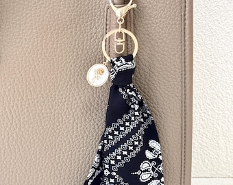 Llavero de bufanda de seda personalizado hecho a mano, dije para bolso personalizado con dijes de flores de nacimiento, accesorio elegante para bolsos y llaves, regalo para mujer.
