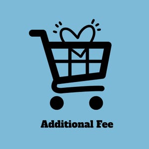 以下が含まれることがあります： 明るい青色の背景に、ハート型のギフトが上に乗った黒いショッピングカートのアイコン。カートの下には「Additional Fee」のテキストが表示され、追加料金を示しています。