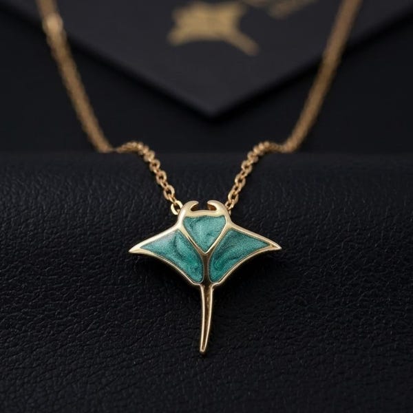 Collar de manta raya con esmalte de malaquita, colgante de océano de latón dorado, joyería de vida marina