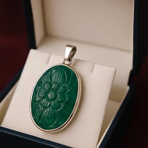 Handmade Lab Grown Emerald Pendant: Silver Floral Design, 25mm