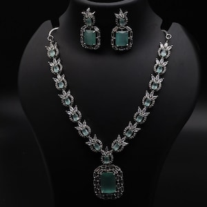 Elegantes Lab-Grown Smaragd Halsketten Set | Silber-Finish | Statement Brautschmuck mit Ohrringen | Luxus Geschenk für Sie