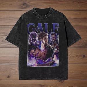 Könnte beinhalten: Schwarzes T-Shirt mit einer Grafik eines Mannes mit langen Haaren und dem Wort "GALE" in Lila. Die Grafik hat einen Vintage- und Used-Look. Das Shirt ist aus einem weichen Material.