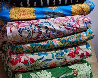 Katoenen stof met handblokprint: bloemen naaimateriaal op maat gesneden