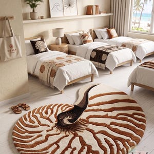 Könnte beinhalten: Ein großer, runder Teppich mit einem detaillierten, strukturierten Nautilus-Muschelmuster in Creme- und Brauntönen. Der Teppich liegt auf einem hellen Holzboden in einem Schlafzimmer mit mehreren Betten, weißer Bettwäsche und Muschelkissen.