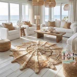 Könnte beinhalten: Ein Wohnzimmer im Küstenstil mit weißen Sofas, Sesseln und einem großen, beigefarbenen Teppich in Muschelform. Der Raum verfügt über Naturholzmöbel, gewebte Pendelleuchten und Meerblick durch große Fenster.