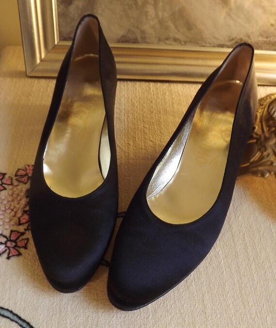 womens black pumps low heel