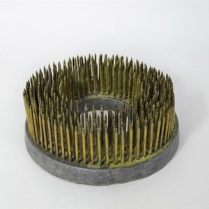 ヴィンテージメタルの大きな丸型フラワーアレンジメントピンフロッグ、中央が円形に切り抜かれた鋭い針のフラワーホルダー、スパイクフォトホルダー