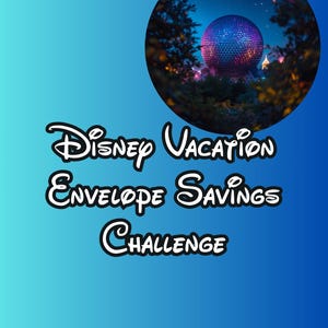 Op de afbeelding: Blauwe gradiënt achtergrond met een cirkelvormige afbeelding van een bol omringd door bomen en een nachthemel. Tekst luidt "Disney Vacation Envelope Savings Challenge" in een gestileerd lettertype.
