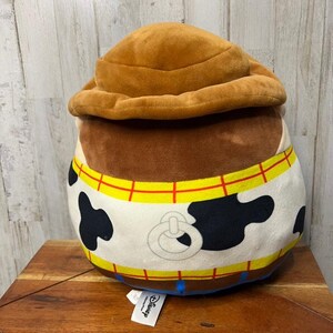 Peluche de Woody Squishmallow de Disney Toy Story, tamaño mediano, 14 pulgadas imagen 3