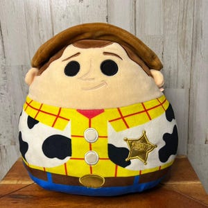 Peluche de Woody Squishmallow de Disney Toy Story, tamaño mediano, 14 pulgadas imagen 1
