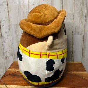 Peluche de Woody Squishmallow de Disney Toy Story, tamaño mediano, 14 pulgadas imagen 2