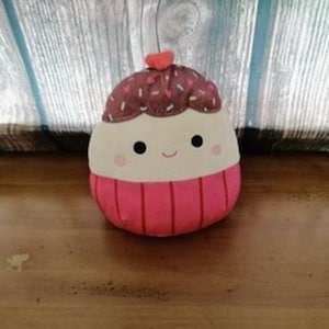 Peluche Squishmallows Elpha Strawberry Cupcake rosa para el Día de San Valentín de 20 cm (8 pulgadas)