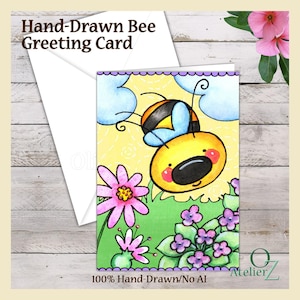Puede incluir: Una tarjeta de felicitación con una ilustración dibujada a mano de una abeja amarilla y negra volando sobre hierba verde con flores rosas y moradas contra un cielo amarillo con nubes azules. El texto Hand-Drawn Bee Greeting Card es visible.
