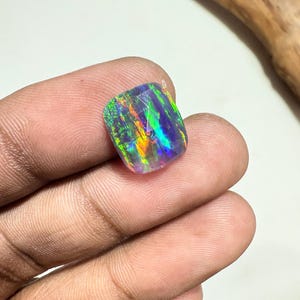 Facettierter Aurora Opal Edelstein: Rechteckige Doublette im Rosenschliff, 5.20 Karat
