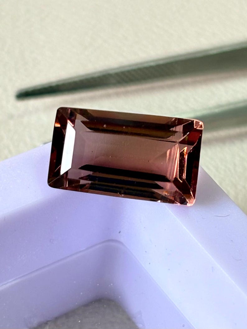 Zultanie Zultanite naturelle à changement de couleur de 7,0 carats, diaspore ...